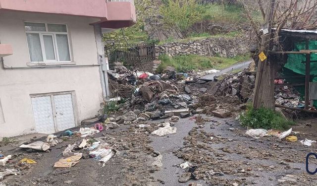 Biçer Mahallesi’nde Çöpler Taşkına Neden Oldu