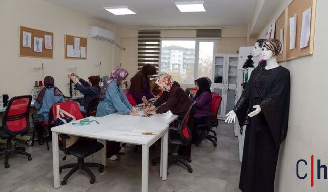Kadınlar DİSMEK ile Meslek Sahibi Oluyor: Kendi Kıyafetlerini Tasarlıyorlar