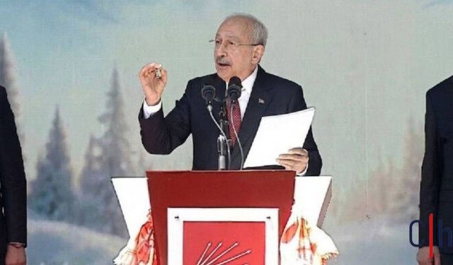Kılıçdaroğlu Karanfillerle Karşılandı! CHP Genel Merkezi Önünde Sert Mesajlar: "O Baba Ocağında Rüşvet Olur mu?"