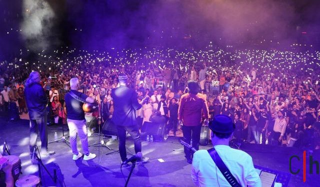 On Binlerin Katıldığı Koma Amed Konserinde Barış Şarkıları Söylendi