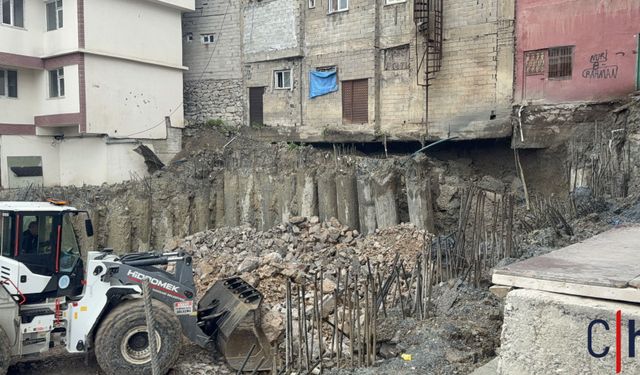 Hakkâri’de TSM Binasının Fore Kazıkları Devrildi, İki Bina Askıda Kaldı
