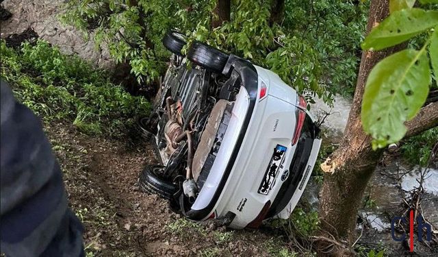 Hakkari'de Otomobil Ağaçlık Alana Savruldu