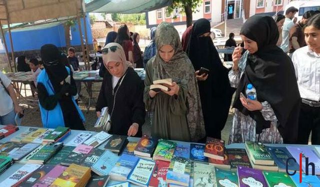 Derecik’te Kitapseverler Fuarla Buluştu