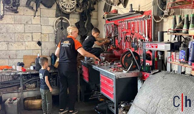 Eşine Yardım İçin Başladı, Şimdi Motor Söküp Araç Tamir Ediyor