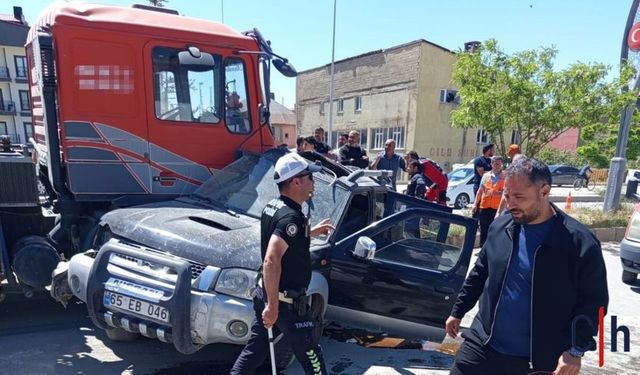 Hakkari'de Kavşakta Kaza: Hafif Ticari Araç Vinçle Çarpıştı 1 Yaralı