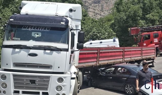 Hakkari'de Otomobil Tırın Altına Girdi: 1 Yaralı