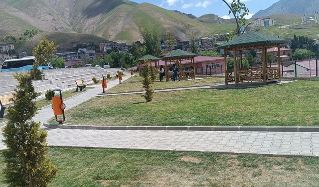 Hakkari’de Parklar Yaz Sezonuna Hazırlandı