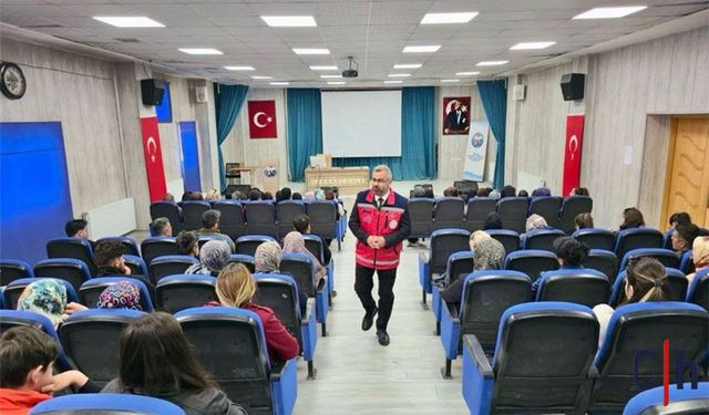 Hakkari'de Usta Öğretici Adayları Afetlere Karşı Bilinçlendiriliyor