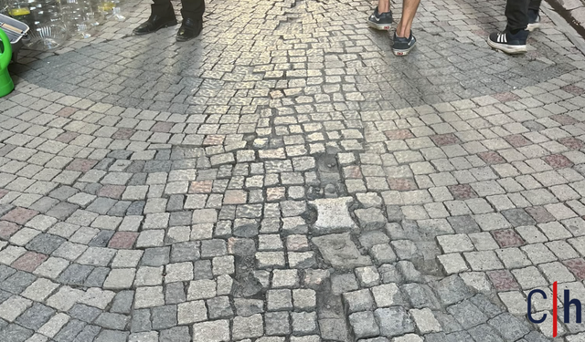Atlılar Caddesinde; Yaşlı Kadın Yüzüstü Düştü