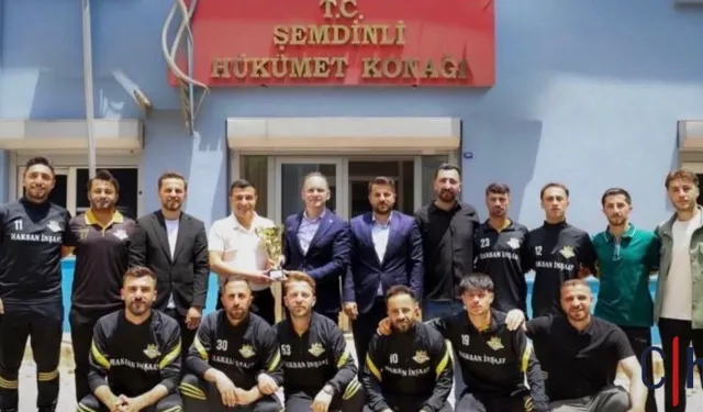 Şemdinli Üzümkıranspor Şampiyonluk Kupasıyla Kaymakam Akpınar’ı Ziyaret Etti