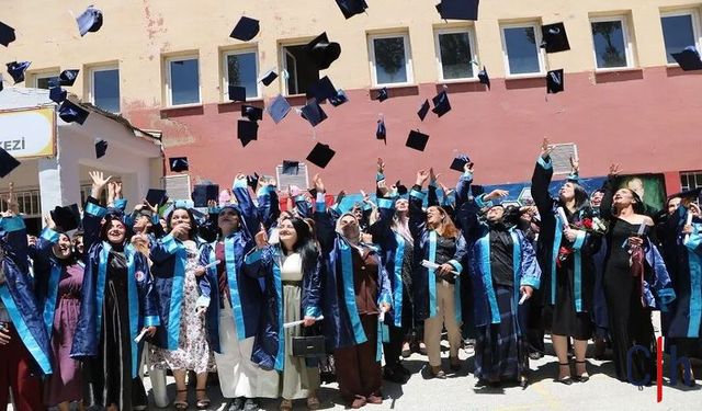 Hakkâri TOBB Mesleki Eğitim Merkezi’nde 230 Öğrenci Mezun Oldu