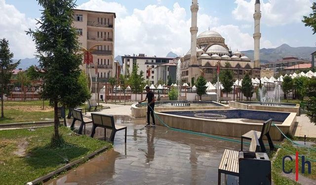 Hakkâri Belediyesi Kent Park'ta Temizlik ve Yıkama Çalışması Yaptı