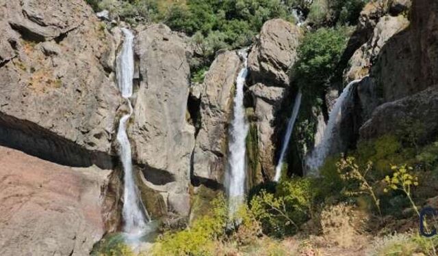 Hakkari’nin saklı cenneti Marînüs Şelalesi yaz aylarında ziyaretçilerini ağırlıyor