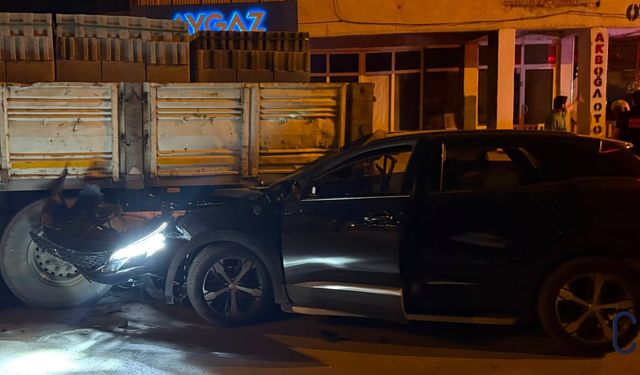 Hakkari’de Feci Kaza: Otomobil Park Halindeki TIR’ın Altına Girdi, 4 Yaralı