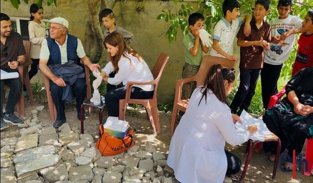 Hakkari sağlık ekipleri İran sınırındaki köylere ulaştı: Kapı kapı sağlık taraması yaptılar