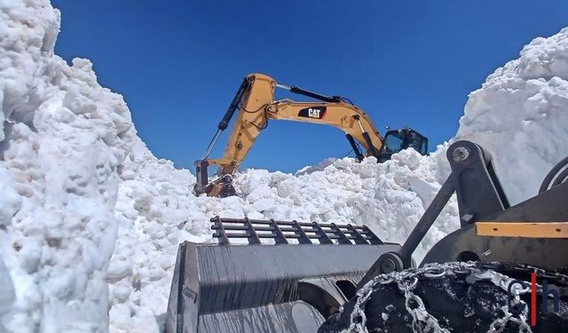 Hakkari'de Temmuzda Kar Mesaisi: 6 Metrelik Kar Tünelleri Oluştu