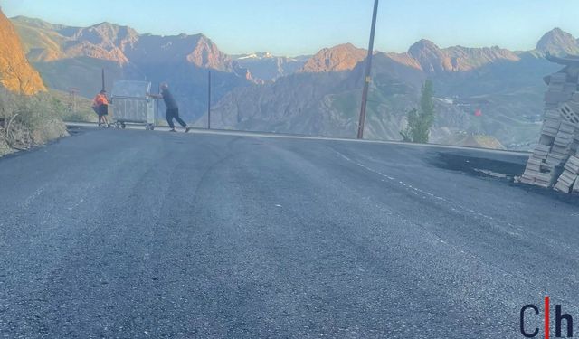 Hakkari’de 15 Mahallede Asfalt Mesaisi Sürüyor