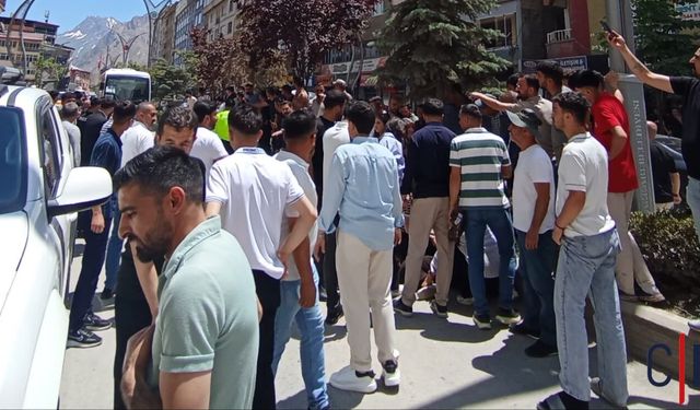 Hakkâri’de Otomobil Anne ve Küçük Kızına Çarptı: 2 Yaralı