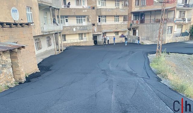 Hakkari'de asfalt ve yama çalışmaları sürüyor