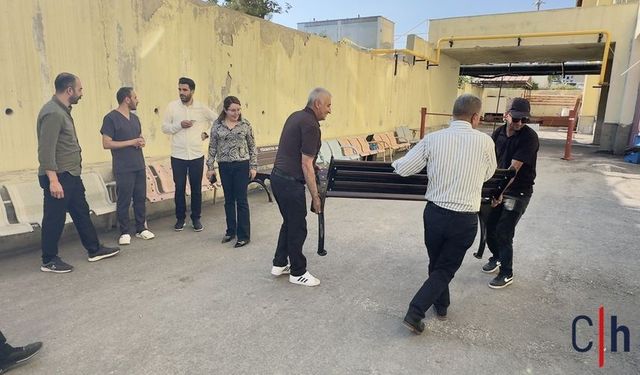 Yüksekova Belediyesi'nden Devlet Hastanesine Oturma Bankı Desteği