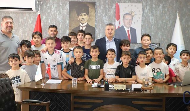 Minik Yüzücülerden: Başkan Hikmet Yaşar’a Sürpriz Ziyaret