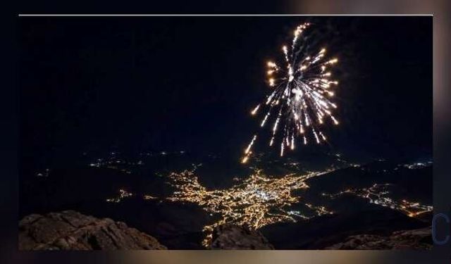 Sümbül Dağı’nın Zirvesinde Renkli Gece: Havai Fişek Gösterisi Kentten İzledi