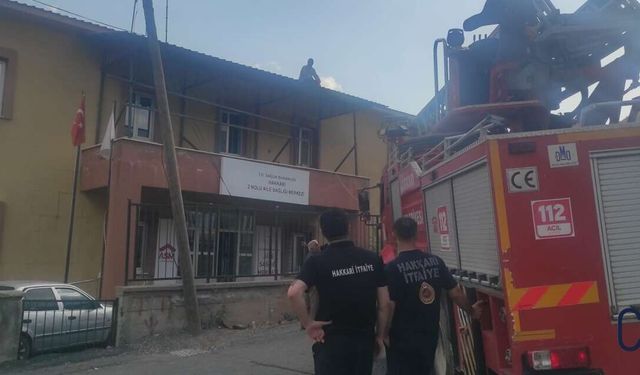 Hakkari’de çatıda mahsur kalan işçi kurtarıldı
