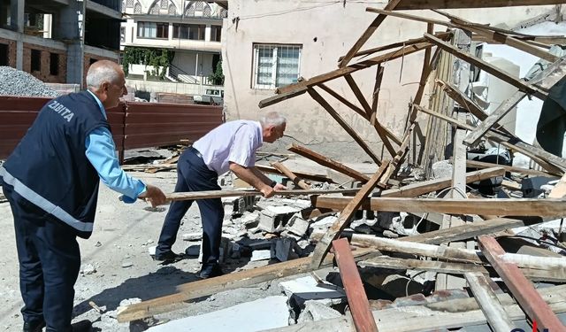 Hakkari Zabıtasından yıkım mesaisi