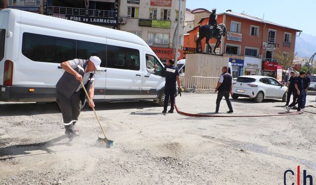 Çarşı merkezinde belediye ekiplerinden yoğun mesai