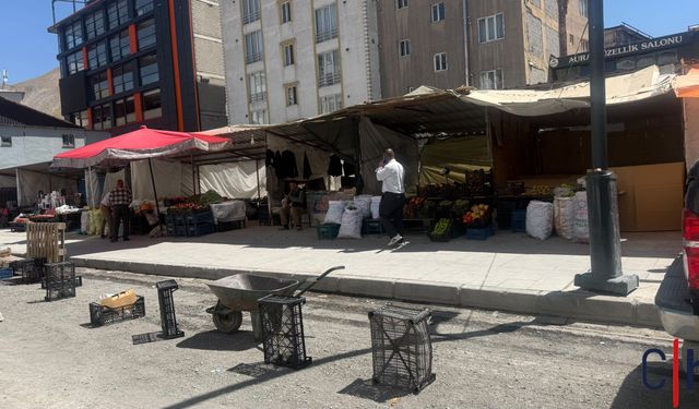 Hakkari Belediyesi “yasakladık” dedi: Seyyar satıcı ve kaldırım işgali sürüyor