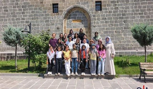 Hakkâri’de “Yazımda Kardeşlik Var” Kampı Gençleri Bir Araya Getirdi