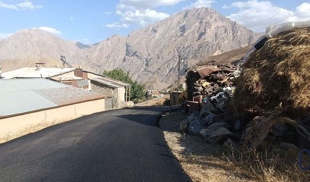 Hakkari’de asfalt seferberliği: Ekipler hafta sonu da sahada