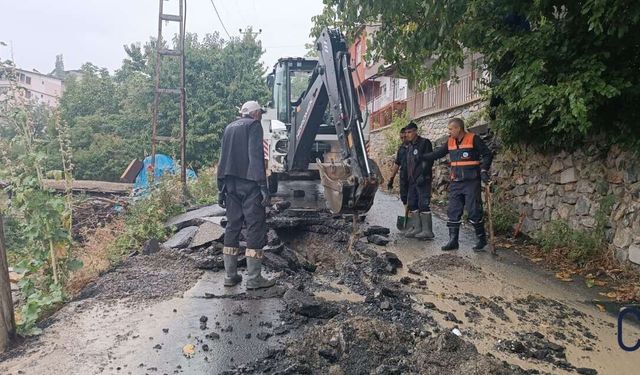 Hakkari’de belediye ekipleri yağmur altında arızalara müdahale ediyor
