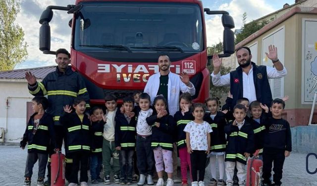 Hakkari’de minik öğrenciler itfaiyecilerle buluştu
