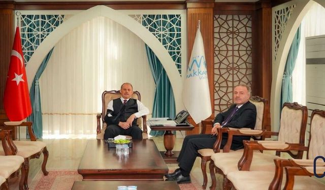 Hakkari'nin yeni müftüsü Eren Vali Taşyapan'ı ziyaret etti