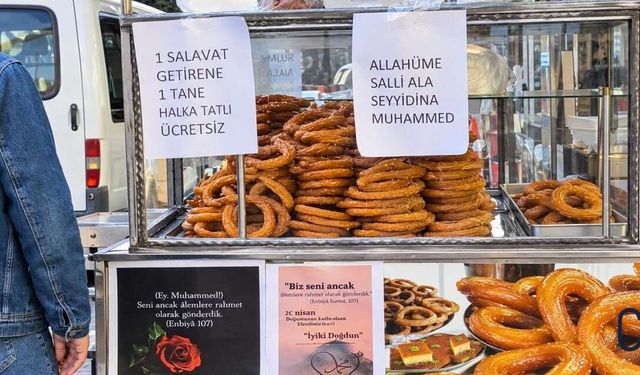 Hakkari'de salavat getirenlere simit dağıtıldı