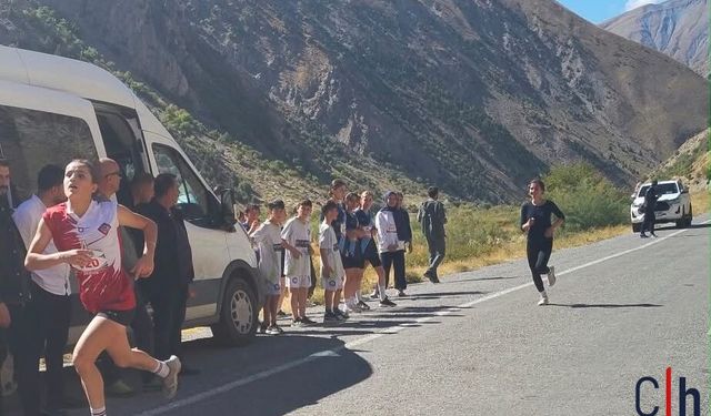 Hakkari’de Kros Heyecanı: Yaklaşık 300 Sporcu Ter Döktü