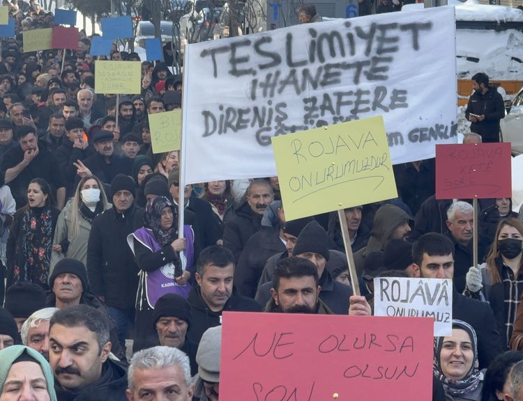 Hakkari’de Rojava’ya Yönelik Saldırılara Karşı Yürüyüş