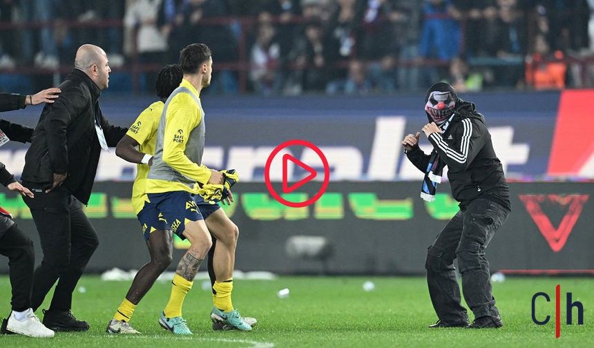 Sahaya giren taraftarlar Fenerbahçeli futbolculara saldırdı