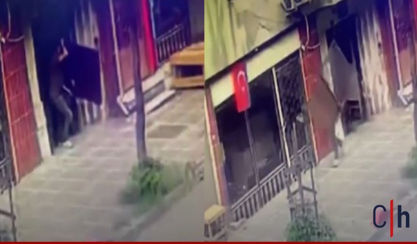 Şaşırtan Hırsızlık Kamerada: Apartmanın Kapısını Söküp Çaldı