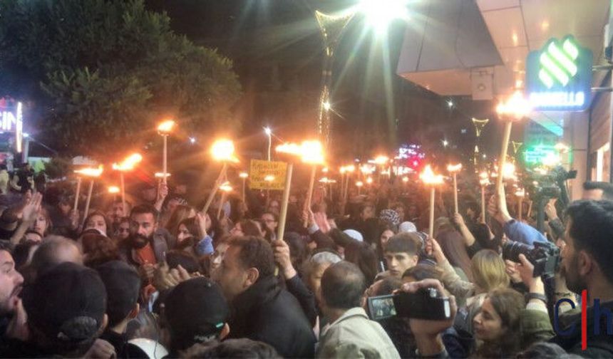 Wan'da özgürlük mücadelesinde yaşamını yitirenler için meşaleli yürüyüş