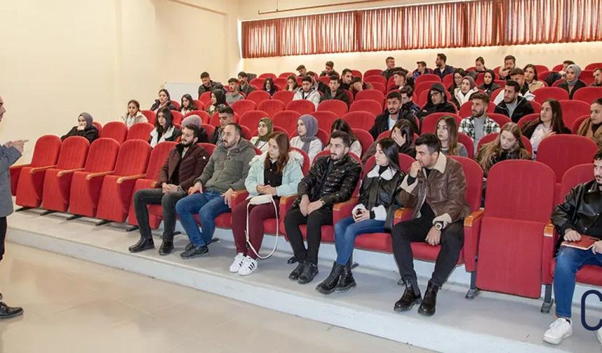 Hakkari Üniversitesi'nde "DGS ile Kariyerime Devam Ediyorum" Semineri Düzenlendi