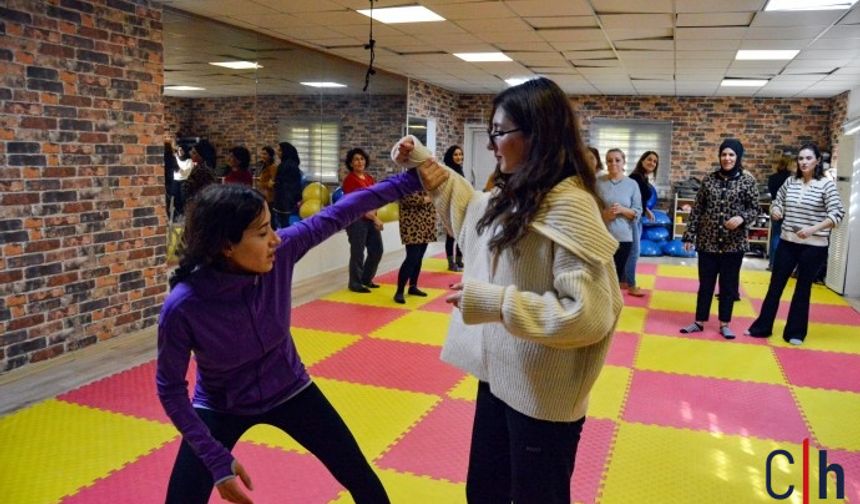 Kadınlar şiddette karşı savunma tekniklerini öğreniyor