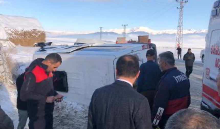 Hakkari'de Öğretmen Servis Aracı Kaza Yaptı: 12 Yaralı