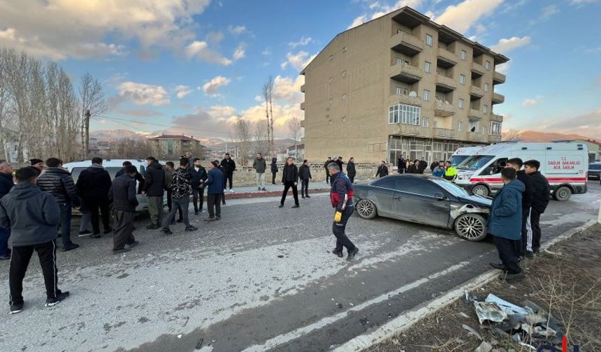 Hakkari'de Trafik Kazası: İki Araç Çarpıştı, 2 Yaralı