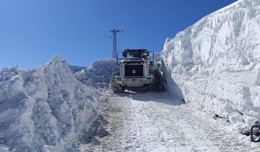 Hakkari'de Karla Mücadele Devam Ediyor: Kar Tünelleriyle Yollar Açılıyor