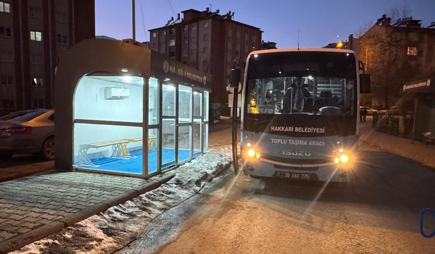 Hakkari'de Yeni Aydınlatmalı Duraklarla Toplu Taşıma Konforu Artıyor