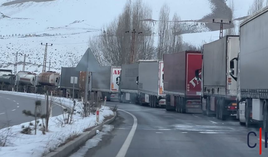 Esendere Gümrük Kapısı'nda Tır Kuyruğu: İran Kaynaklı Sorun 4 Gündür Sürüyor