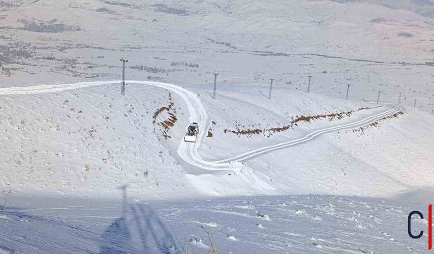 Hakkari'de Karla Mücadele Devam Ediyor: 3 Metreyi Aşan Kar ile Mücadele Sürmekte