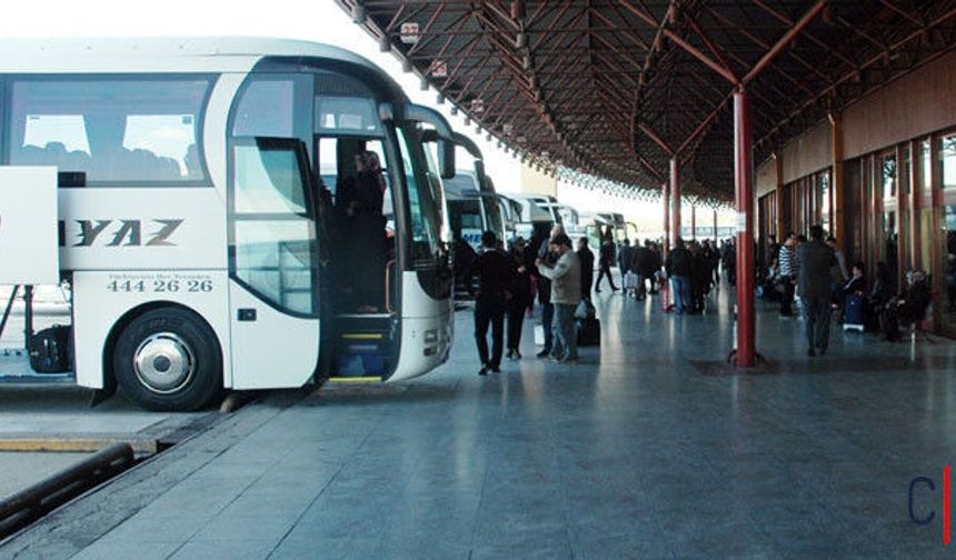 Hakkari Otogarı’nda Karmaşa: Şehirler Arası Minibüslerle Taşınıyor